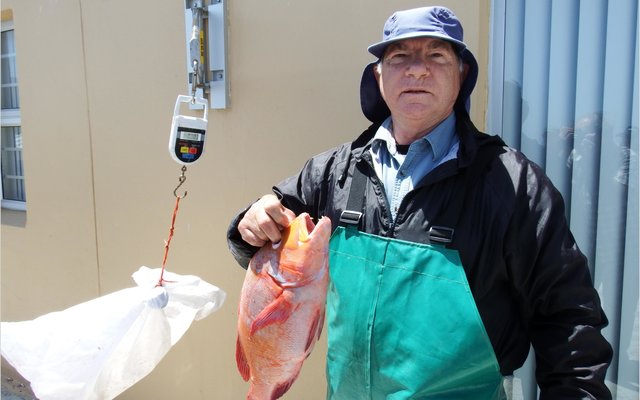  Philip Fourie met die swaarste vis (Rooi Roman - 1.95kg), terwyl hy ook die swaarste sak (8.55kg) vir die dag ingeweeg het